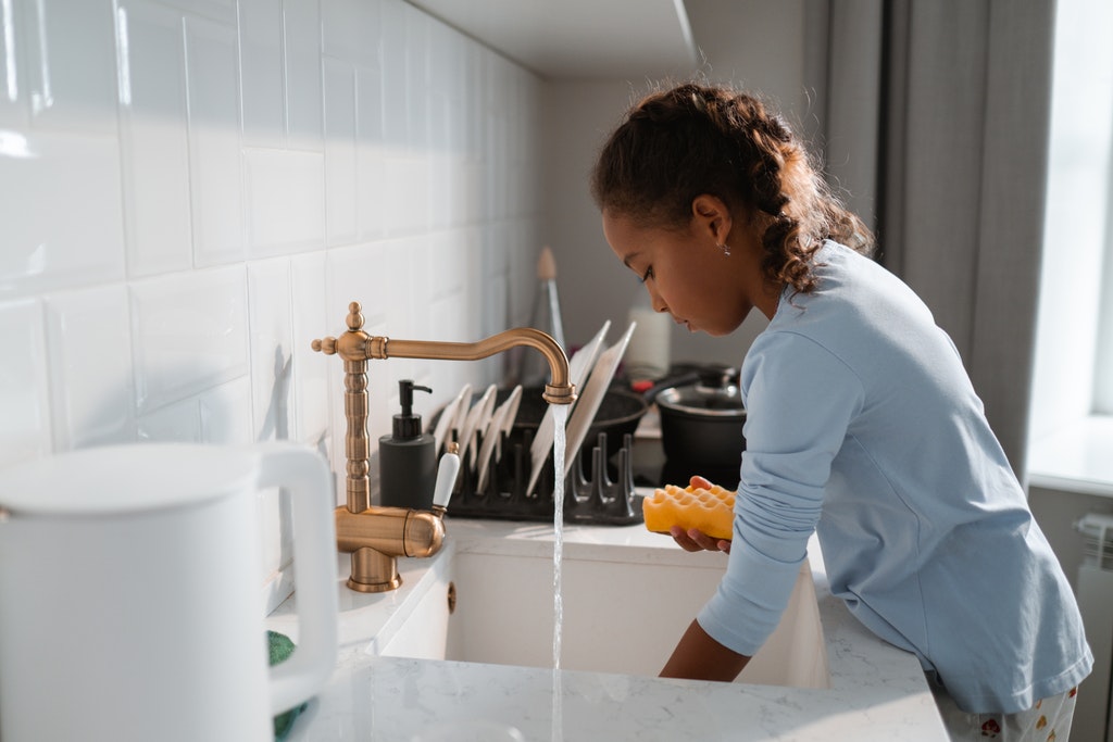 Image of girl cleaning dishes