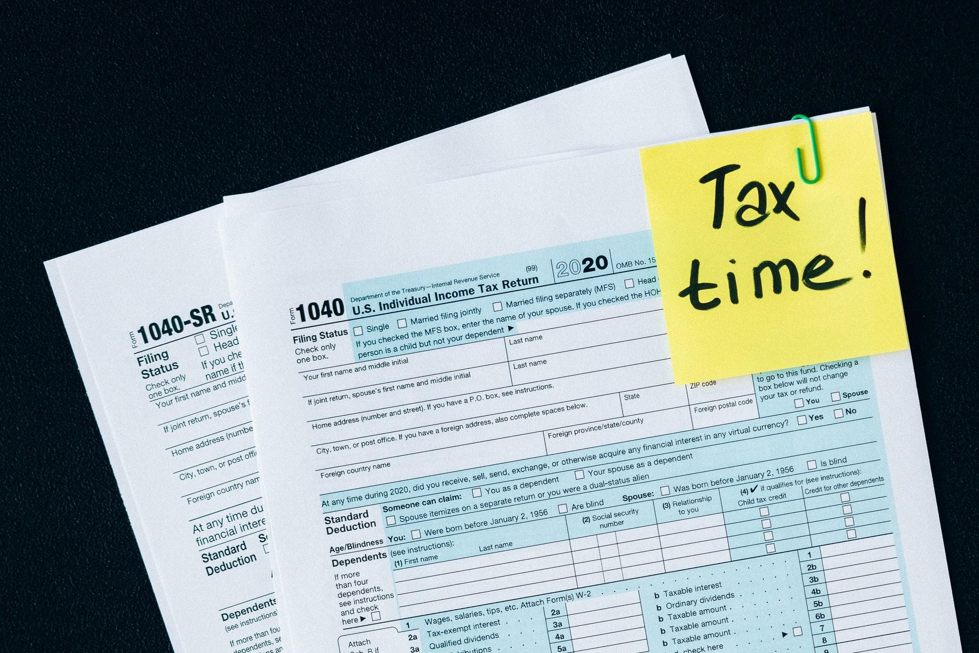 08_RueBaRue_Rental Management_Photo of a tax form with Post-It saying tax time